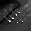 Orecchini a filo in argento S925 con eleganti perle bianche lucide su sfondo scuro - Argento sterling S925 / Perla di Conchiglia da 8mm