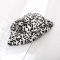 Cappello bucket in ecopelliccia con stampa leopardata bianca e nera invernale - Regolabile (56-58cm) / Leopardo bianco e nero