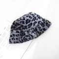 Winterlicher Plüsch Fischerhut mit Leopardenmuster aus grau-schwarzem Kunstpelz - Einstellbar (56-58cm) / Blaugraues Leopardenmuster