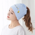 Gros plan d'un bonnet de maternité tricoté bleu clair avec imprimé Little Bee pour femmes - Abeille / Bleu