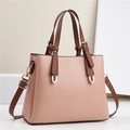 Sac Boston rose chic 2025 avec poignées marron et détails métalliques dorés - Rose