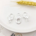 Trois fermoirs mousquetons en forme de cœur argentés pour bijoux sur plateau blanc - Style Gravé Argent Brillant (12997)