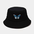 Dettaglio del ricamo a farfalla blu sul cappello a secchiello in tela di cotone nero - Nero