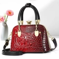 Sac à main rouge motif crocodile avec boucles dorées et tulipes roses en décor - Rouge