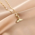 Elegante goldfarbene Schwanztier-Halskette mit Zirkon-Akzenten auf Seidenhintergrund - Fischschwanz