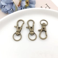 Gros plan de fermoirs mousquetons rotatifs en bronze pour sacs et porte-clés - 32mm / Bronze