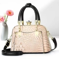 Détail d'un sac à main élégant effet crocodile avec fermoir cristal et finitions dorées - Abricot