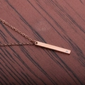 Collar de colgante de barra vertical en oro rosa pulido con una pequeña piedra de cristal - Barra de Circonita Blanca / Oro rosa