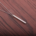 Primo piano di un ciondolo a barra rettangolare lucido argento su una collana in acciaio inox - Catena in Acciaio Inossidabile / Color Acciaio