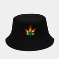 Dettaglio del ricamo a foglia tricolore sul cappello a secchiello in cotone nero - M (56-58cm) / Nero