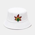 Dettaglio ricamo foglia colorata su un cappello a secchiello in cotone bianco - M (56-58cm) / Bianco