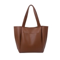 Borsa tote in pelle marrone con tasca frontale e texture visibile su fondo bianco - Marrone