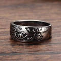 Nahaufnahme des Vintage-Silber-Evil-Eye-Rings mit gotischen Augenmotiven auf Holz - US 7 / Antiksilber
