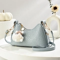 Borsa a tracolla intrecciata azzurro a mezzaluna con hardware dorato e ciondolo - Azzurro