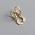 Nahaufnahme der goldenen S925 Silber Mond Ohrringe mit Perlenringen und glatten Anhängern - 925er Silber / Gold