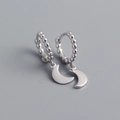 Makroaufnahme von S925 Sterling Silber Creolen mit Perlen und mondförmigen Anhängern - 925er Silber / Weißgold