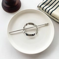Pasador de pelo de metal plateado con anillo retorcido en plato blanco para peinados - Redondo / Plateado