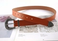 Dettaglio della fibbia vintage in argento intagliato su cintura in pelle arancione e cuciture - Cachi