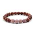 Detailansicht der braunen Holzperlen und rosa Natursteinperlen am elastischen Armband - Rosa Stein & Holz/Braun