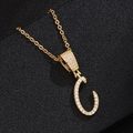 Macro della collana con pendente lettera C dorata e zirconi su uno sfondo nero - Lettera C