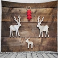 Tapiz navideño con fondo de madera, renos blancos y silueta de árbol rojo en la pared - 150x130cm / Reno Árbol de Navidad
