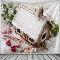 Tapiz navideño con diseño de casa de jengibre, nieve y detalles de bastones de caramelo - 150x130cm / Casa de Dulces Colorida(Estilo 3)