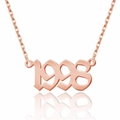 Dettaglio della collana con pendente anno 1998 in oro rosa con font gotico su fondo bianco - Oro Rosa - Stile 1998