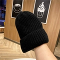 Berretto invernale in maglia nera spessa, accessorio caldo in filato tenuto in un caffè - Adulto 53-58CM Circonferenza Testa / Nero