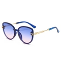 Occhiali da sole oversize cat-eye con lenti sfumate blu-rosa e stanghette dorate traforate - A03 Z-4 / Montura Blu Sfumato Blu Rosa