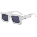 Quadratische Cut-Out-Sonnenbrille in Weiß mit kühnem Lochmuster und grauen Gläsern - Massives Weiß C05
