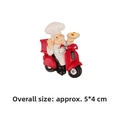 3D Cartoon Koch Kühlschrankmagnet Figur auf rotem Roller mit Pizza-Detail - Motorroller-Fahrer-Stil