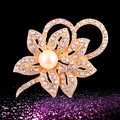 Elegante spilla a fiore dorata con strass bianchi e perla grande su sfondo nero - Doppi Petali / Oro