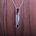 Macro della collana con pendente a barra ritorta in argento su legno scuro elegante - Color Acciaio