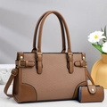 Detailansicht der braunen Handtasche aus Kunstleder und Webstoff mit Metallschnalle - Braun