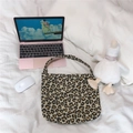 Sac fourre-tout en toile léopard posé à plat avec un ordinateur portable rose - Léopard Jaune et Noir