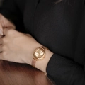 Elegante reloj cuadrado para mujer en oro rosa con correa de malla metálica fina en muñeca - Oro Rosa Completo