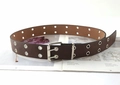 Détail d'une ceinture en cuir marron à double œillet avec boucle à double ardillon - Ceinture Café Seule