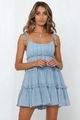 Détail de la mini robe bleue à fleurs avec ourlet à volants et tissu en mousseline étagé - Pierre à Points Bleus
