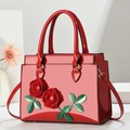 Elegante borsa a mano in vernice rossa con rose 3D e tracolla regolabile - Rosso