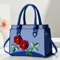 Borsa blu reale in pelle verniciata con rose 3D rosse e tracolla regolabile - Blu