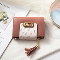 Cartera corta rosa empolvado con patchwork floral, cierre de hoja y borla de cuero - Rosa Loto