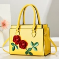 Elegante borsa a mano in vernice gialla con applicazioni di rose rosse 3D e manici - Giallo