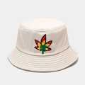 Détail d'une broderie de feuille en dégradé sur un chapeau bob en toile beige - M (56-58cm) / Poche zippée