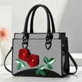 Elegante borsa nera con rose 3D e pelle verniciata lucida per le signore - Nero