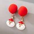Dettaglio macro di orecchini Babbo Natale con pompon rossi e finitura dorata - Babbo Natale Con Pompon Rosso