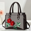 Sac à main en cuir verni bordeaux avec appliques florales 3D et bandoulière chic - Marron