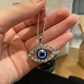 Detailansicht der silbernen Evil Eye Sicherheitsnadel-Brosche mit weißen Schmucksteinen - Silber Böser Blick