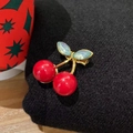 Broche de cereza chic con cuentas rojas de cerámica y cristales azules sobre oro - Estilo 4 Cereza con Hoja de Diamante Azul