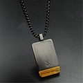 Detalle de colgante rectangular de metal cepillado negro con piedra de ojo de tigre - Negro Ojo de Tigre