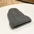 Dicke Winter Strickmütze Beanie für Damen und Herren in Grau auf weißem Tisch - Erwachsene 53-58CM Kopfumfang / Dunkelgrau